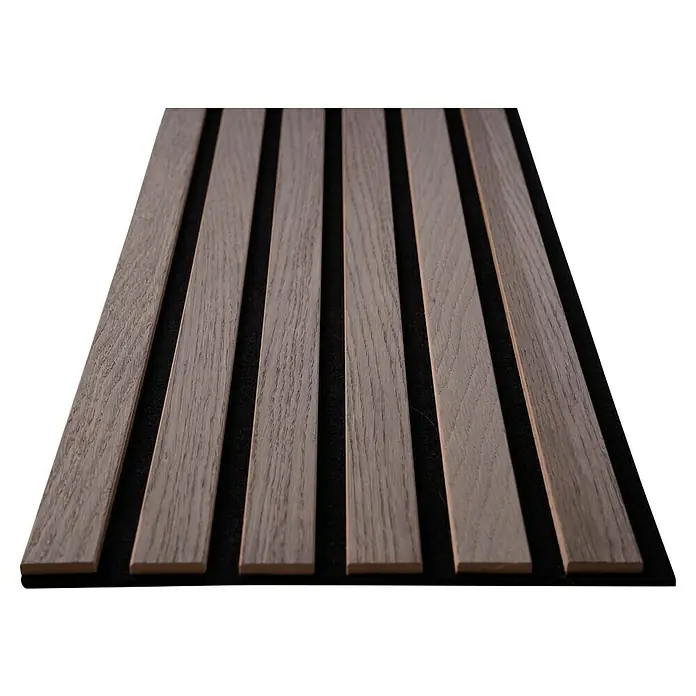 Panel acústico decorativo Premium Light - 250 x 30 x 1,1 cm, Roble gris - Primer plano de listones de madera dispuestos sobre una superficie oscura, probablemente un revestimiento de pared moderno o un panel acústico.