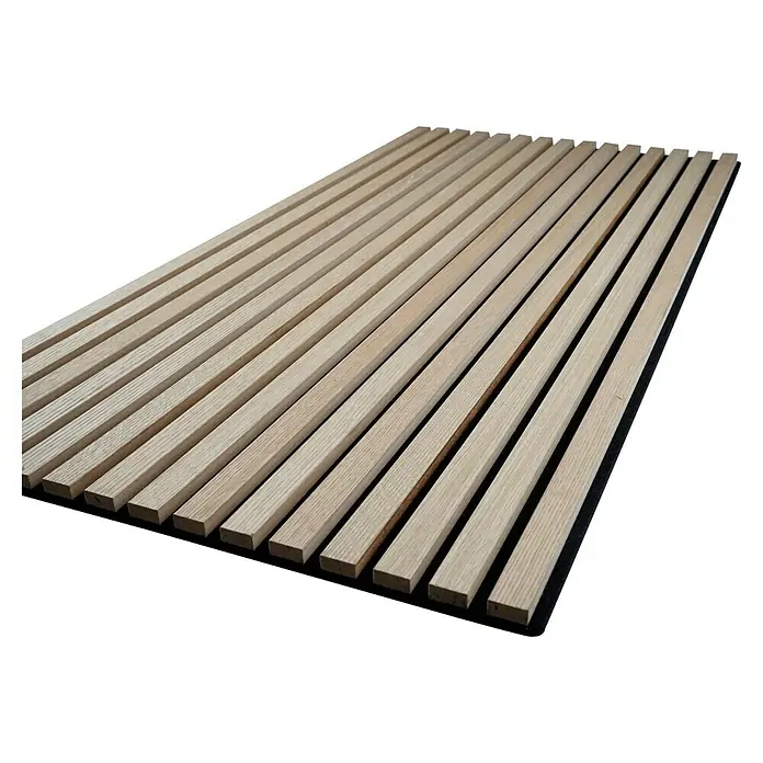 Panel acústico decorativo Premium Plus - 1,2 m x 0,6 m x 22 mm, Roble natural - Primer plano de un panel acústico con listones de madera clara montados sobre una superficie oscura, ideal para la absorción acústica y la decoración de paredes.