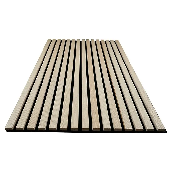 Panel acústico decorativo Premium Plus - 1,2 m x 0,6 m x 22 mm, Roble natural - Primer plano de una pared de listones de madera, que proporciona una estética moderna y natural para el diseño interior.