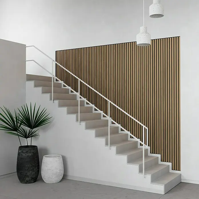Panel acústico decorativo Premium Plus - 120 x 60 x 2,2 cm, Roble rústico - Escalera moderna con barandilla blanca sobre pared con paneles de madera, iluminada por lámparas colgantes minimalistas. Plantas en macetas decorativas.