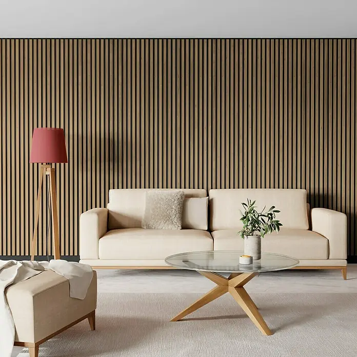 Panel acústico decorativo Premium Plus - 120 x 60 x 2,2 cm, Roble rústico - Elegante sala de estar con sofá beige, mesa de centro de cristal y lámpara de pie. La pared de paneles acústicos crea un aspecto moderno.