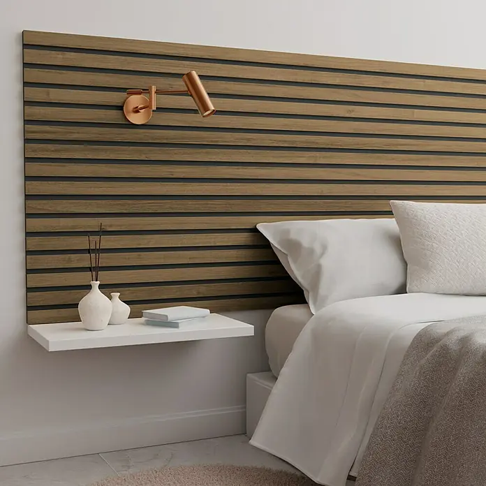 Panel acústico decorativo Premium Plus - 120 x 60 x 2,2 cm, Roble rústico - El dormitorio cuenta con un moderno cabecero de madera con una elegante lámpara de cobre y una mesita de noche flotante para un aspecto minimalista.