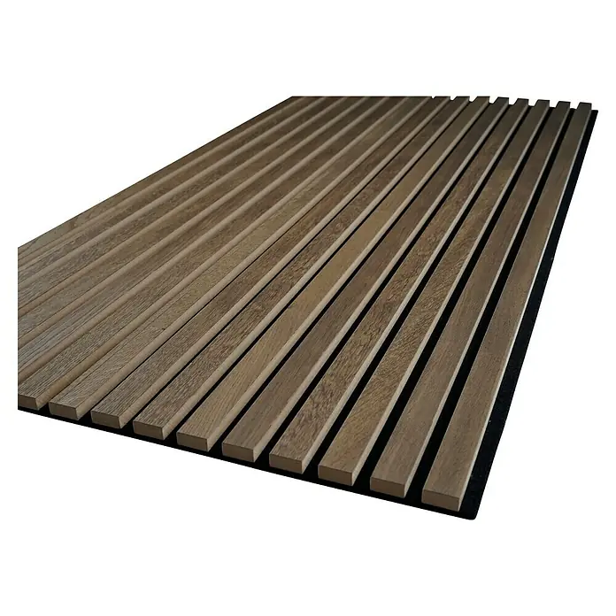 Panel acústico decorativo Premium Plus - 120 x 60 x 2,2 cm, Roble rústico - Primer plano de un panel de pared de listones de madera con estrechas tiras horizontales sobre un fondo negro. Los paneles de madera son de color marrón claro con grano visible.
