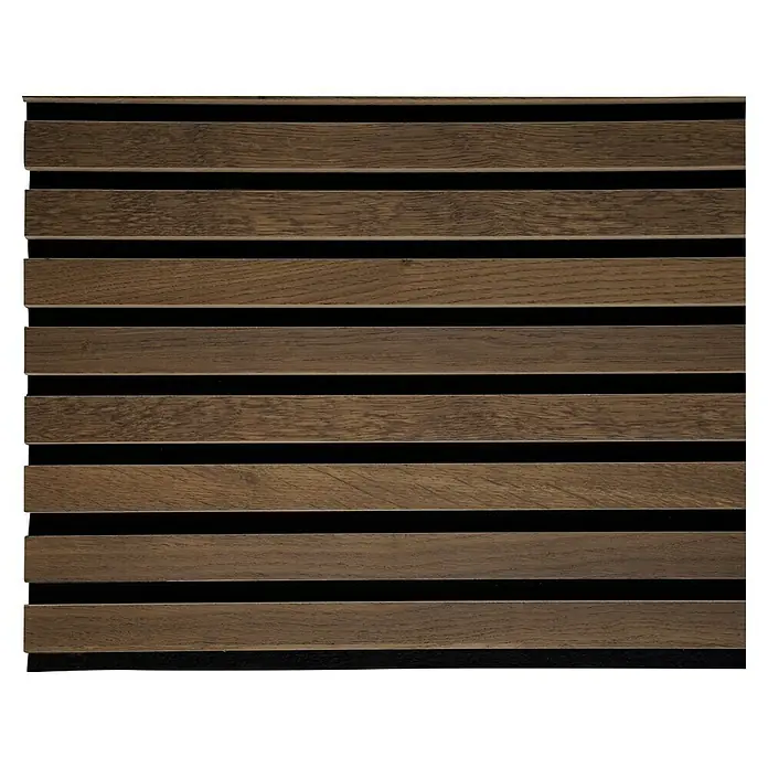 Panel acústico decorativo Premium Plus - 120 x 60 x 2,2 cm, Roble rústico - Primer plano de paneles decorativos de madera con listones horizontales oscuros sobre fondo negro, mostrando un revestimiento moderno.