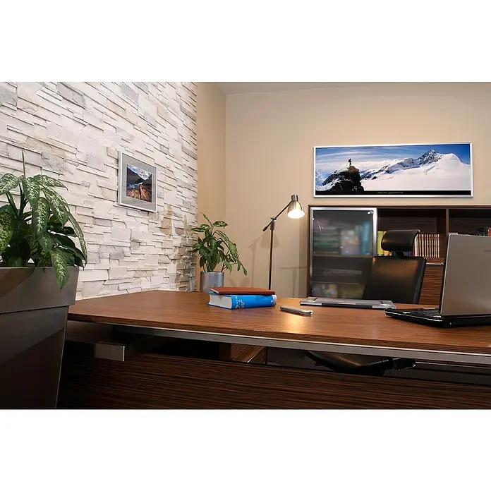 Stegu Verblendstein-Ecke Sakura - 36,5 cm x 18 cm x 14 mm, Hellgrau, Steinoptik - Ein stilvoller Schreibtisch mit Laptop, Lampe und Büchern in einem modernen Büro, ideal für konzentriertes Arbeiten und professionelles Ambiente.