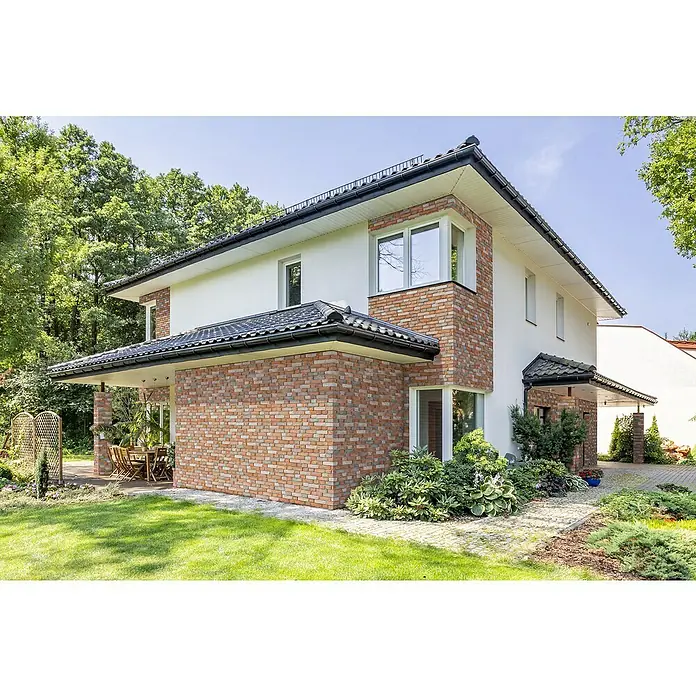 Stegu Verblendstein Chicago - 15 x 51 cm, Rot, Steinoptik - Modernes zweistöckiges Haus mit Ziegelverkleidung und gepflegtem Garten für ein einladendes und elegantes Erscheinungsbild.