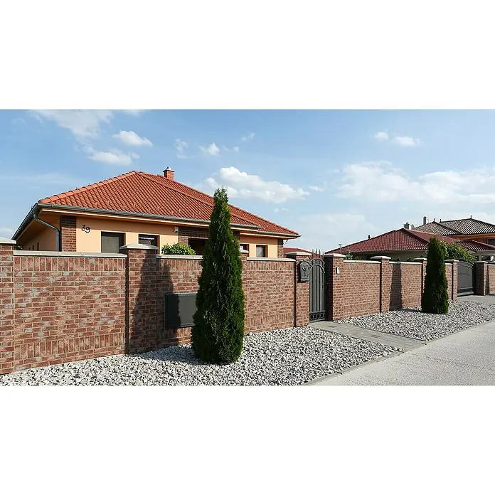Stegu Verblendstein-Ecke Country 668 - 20,5 cm x 9,5 cm x 14 mm, Braun, Steinoptik - Ein Haus mit rotem Ziegeldach und einer roten Backsteinmauer, die das Grundstück umgibt, zusammen mit grünen Zypressenbäumen.