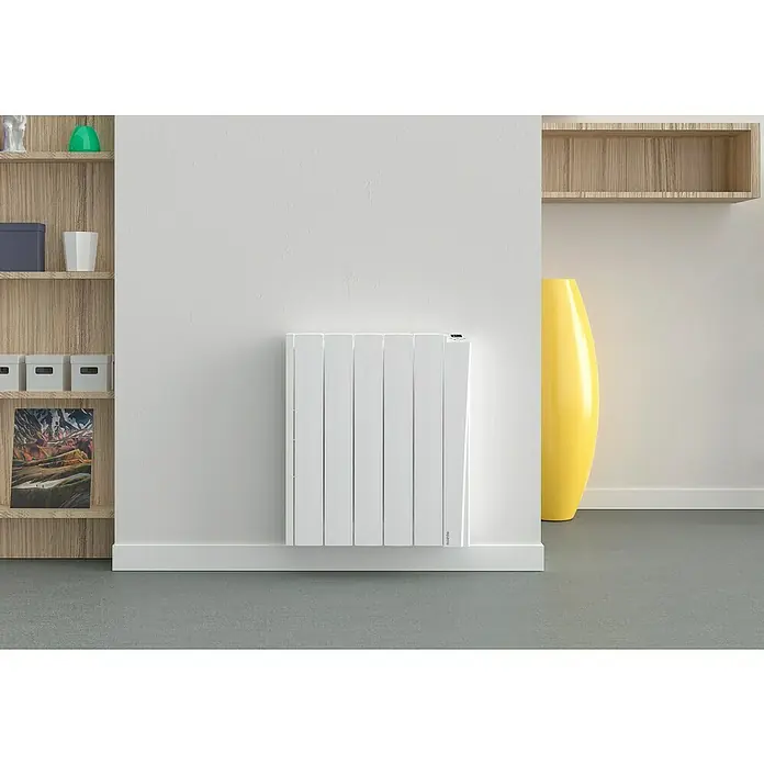 Rointe Emisor térmico Versailles - 750 W, Blanco, 9,5 x 50,5 x 58,5 cm, Fluido - Primer plano de un radiador blanco montado en la pared, que muestra un diseño moderno y una tecnología de calefacción eficiente.