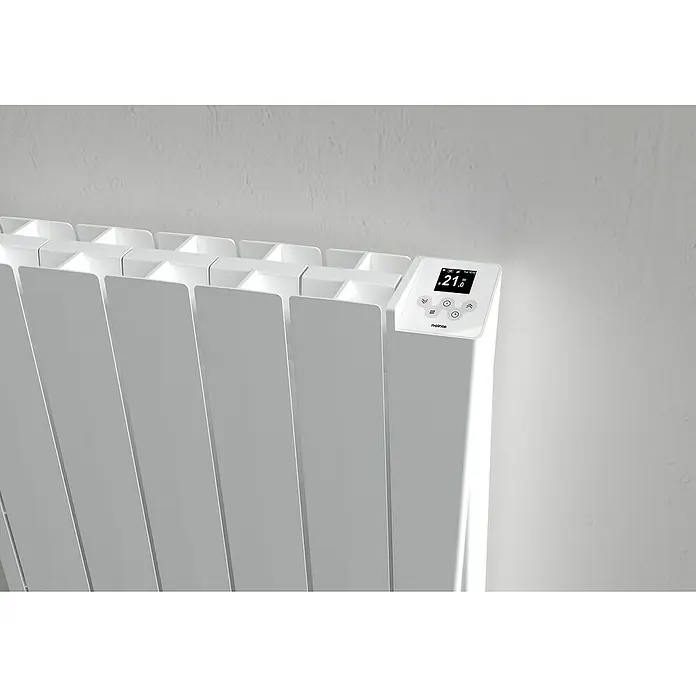 Rointe Emisor térmico Versailles - 750 W, Blanco, 9,5 x 50,5 x 58,5 cm, Fluido - Primer plano de un radiador Noirot blanco con controles digitales montado en una pared.