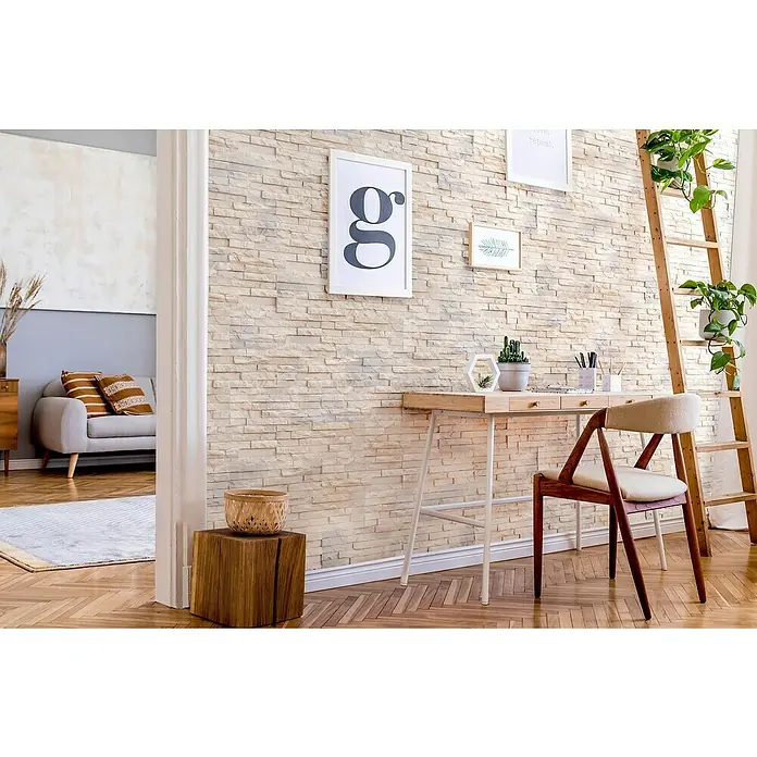 Stegu Verblendstein Hampton - 13 x 38,5 cm, Grau/Beige, Steinoptik - Einladender Arbeitsbereich mit einem hellen Holzschreibtisch, einem stilvollen Stuhl und dekorativen Wandelementen für eine inspirierende Atmosphäre.
