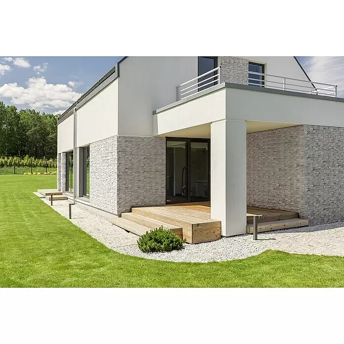 Stegu Verblendstein Laredo - 10 x 38,5 cm, Beige, Steinoptik - Moderne Hausfassade mit weißem Putz, heller Steinverkleidung und einer mehrstufigen Holzterrasse, die zu einem Kiesweg führt.