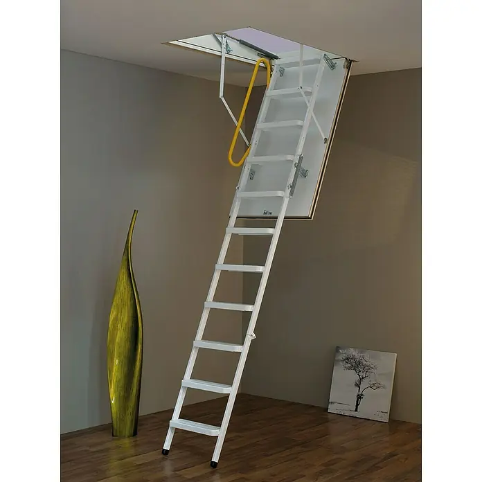 Sogem Escalera escamoteable EcoSteel - 120 x 60 cm, Aislamiento térmico: 1,2 W/(m²K) - Una escalera de ático blanca está extendida para facilitar el acceso al ático. El diseño moderno con detalles amarillos complementa el interior.