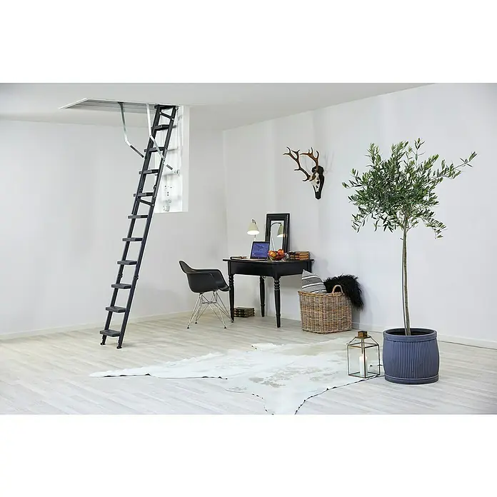 Sogem Escalera escamoteable Isoclic Pro Confort - 120 x 60 cm, Aislamiento térmico: 0,49 W/(m²K) - Escalera de ático de metal en una habitación luminosa con paredes blancas y suelos de madera clara. Elementos decorativos como cuernos de ciervo adornan la habitación.