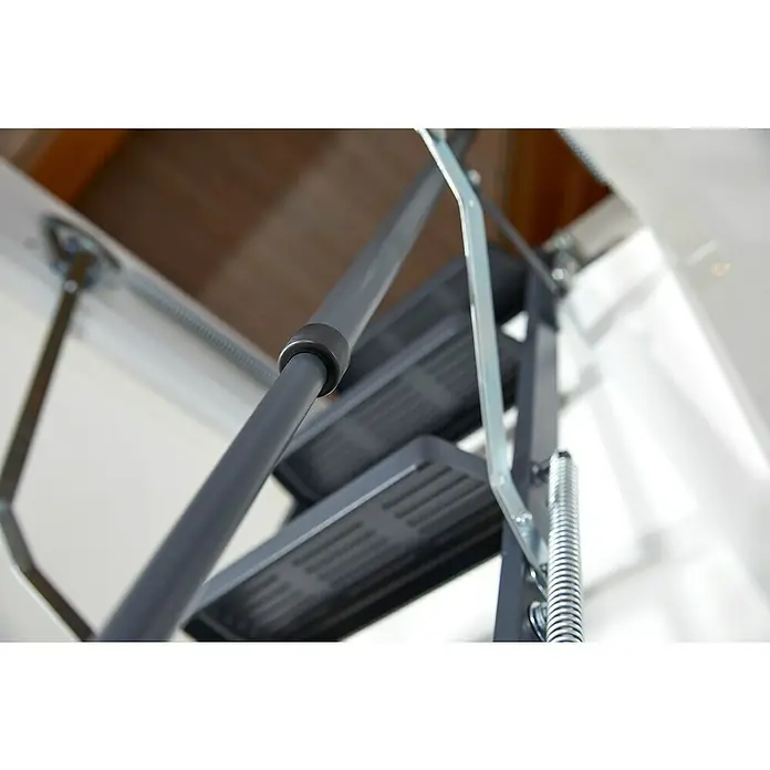 Sogem Escalera escamoteable Isoclic Pro Confort - 120 x 60 cm, Aislamiento térmico: 0,49 W/(m²K) - Primer plano de una escalera de ático gris con escalones de metal, parcialmente extendida, que ofrece una vista hacia arriba al espacio del ático.
