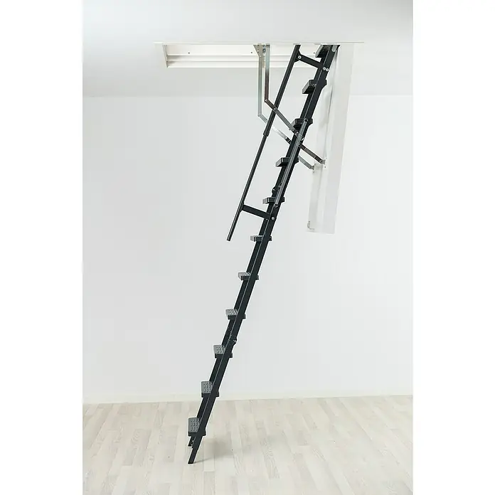 Sogem Escalera escamoteable Isoclic Pro Confort - 120 x 60 cm, Aislamiento térmico: 0,49 W/(m²K) - Una escalera plegable de metal para ático con escalones visibles, apoyada contra una pared blanca.