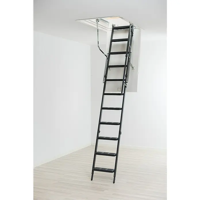 Sogem Escalera escamoteable Isoclic Pro Confort - 120 x 60 cm, Aislamiento térmico: 0,49 W/(m²K) - Una escalera negra para el ático está desplegada, extendiéndose hacia una habitación luminosa. Permite el acceso al ático superior.