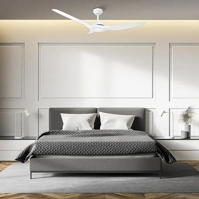 Arte confort Ventilador de techo Velez - Blanco, 132 cm, 35 W, Blanco neutro - Un dormitorio elegante con un moderno ventilador de techo blanco. El ventilador complementa a la perfección el diseño minimalista de la habitación.
