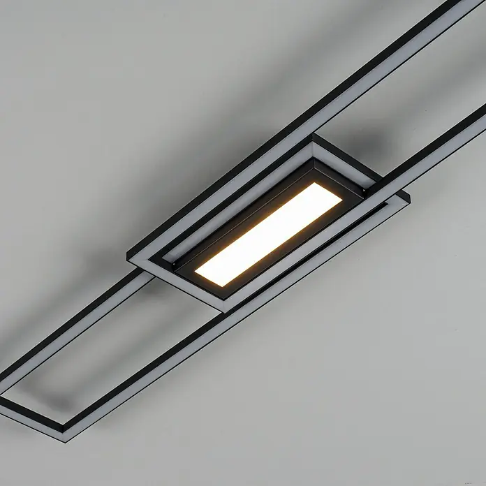 Just Light LED-Deckenleuchte Asmin - 48 W, 95 x 17,5 cm, Schwarz, Warmweiß - Moderne LED-Deckenleuchte mit geometrischem Design. Die Lampe hat ein rechteckiges, schwarzes Gehäuse mit einem hellen, länglichen LED-Panel in der Mitte.