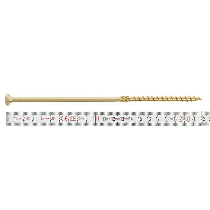 Profi Depot Tornillo para madera TX - Cabezal avellanado, TX para accionamientos TORX, 25 ud., Ø x L: 8 x 220 mm - Primer plano de un tornillo de construcción de madera largo y dorado que yace junto a una regla.