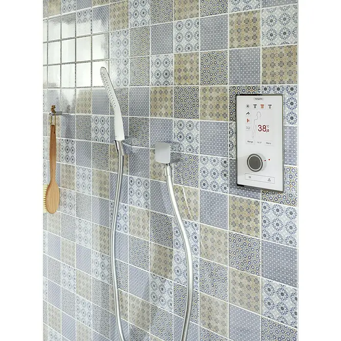 Mosaikfliese Quadrat Classico Mix - 29,8 x 29,8 cm, Mehrfarbig, Glänzend - Das Bild zeigt eine moderne Dusche mit einer digitalen Duschsteuerung und einem stilvollen Fliesenmuster.