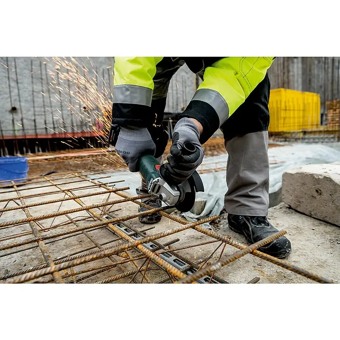 Metabo CAS 18V Akku-Winkelschleifer W 18 L 9-125 - 18 V, Ohne Akku, Durchmesser Scheibe: 125 mm - Ein Bauarbeiter benutzt eine Metabo-Flex zum Schneiden von Metall auf einer Baustelle, wobei Funken sprühen.