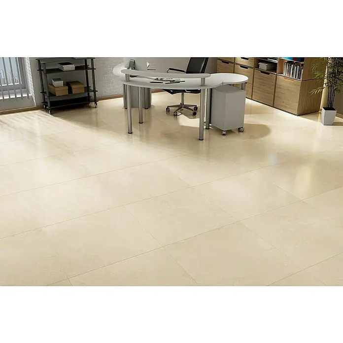 Feinsteinzeugfliese Premium Marble - 80 x 80 cm, Beige, Glänzend - Ein elegantes Büro mit hellen Fliesen, einem modernen Schreibtisch und stilvollen Büromöbeln. Die hellen Fliesen sorgen für ein freundliches Ambiente.