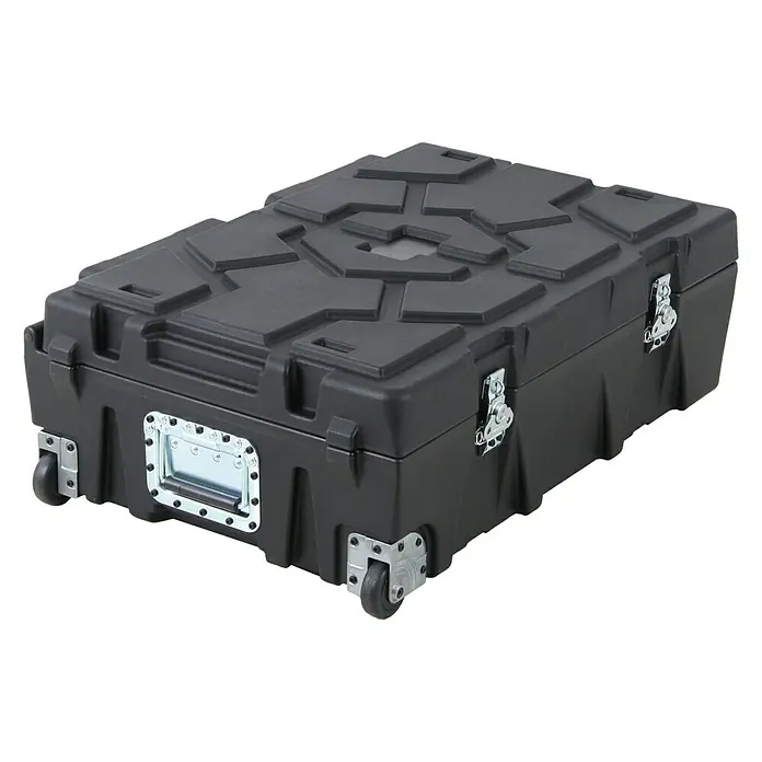 Hepco & Becker Aufbewahrungs- & Transportbox Strongmate 2002 - L x B x H: 590 x 880 x 320 mm, 83 l, High Density Polyethylen (HDPE) - Robustes, schwarzes Transportcase mit Rollen, ideal für den sicheren Transport von empfindlicher Ausrüstung. Mit stabilem Verschluss und verstärkten Ecken.