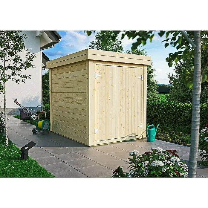 Kiehnholz Gerätehaus - Außenmaß inkl. Dachüberstand (B x T): 164 x 221 cm, Holz, Natur - Außenaufnahme eines Holzgartenschuppens mit Doppeltür, umgeben von Gartenutensilien, Rasen und Pflanzen, bei Tageslicht.