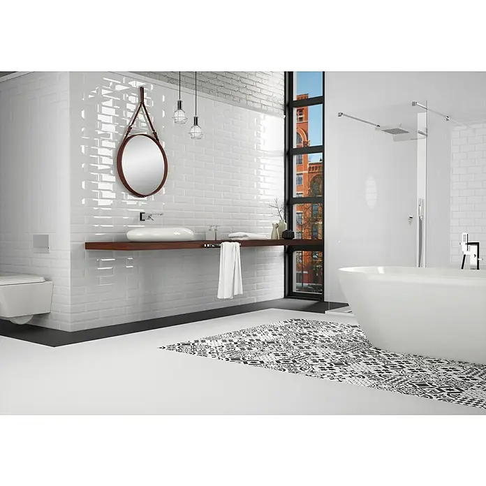 Modern Style Wandfliese Manhattan Biselado Blanco - 7,5 x 15 cm, Weiß, Glänzend - Ein modernes Badezimmer mit weißem Waschtisch, rundem Spiegel mit Lederriemen und einer freistehenden Badewanne für stilvolles Ambiente.