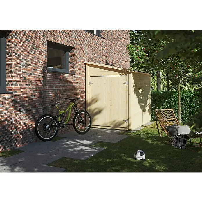 Kiehnholz Gerätehaus Bikebox - 2,19 x 1,58 m - Draußenaufnahme eines Holzschuppens mit einem Fahrrad an einer Ziegelwand und einem Fußball auf dem Rasen.