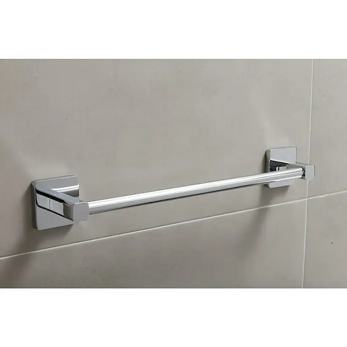 Tatay Kalo Toallero de barra - 45 cm, Cromo - Una barra de toalla cromada brillante y moderna está montada en una pared gris, un accesorio de baño práctico y elegante.