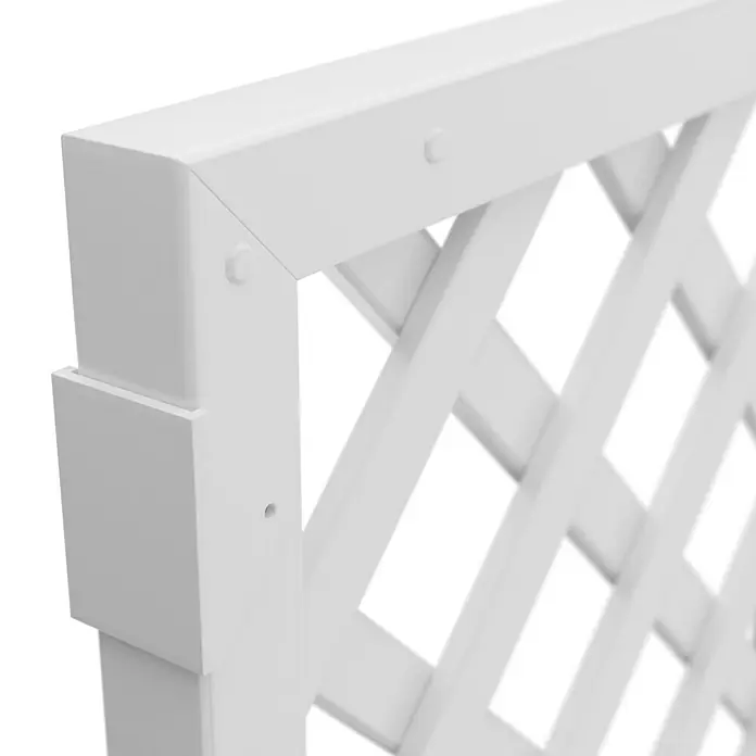 T & J Lightline Sichtschutz-Rankgitter - 60 x 180 cm, Kunststoff, Weiß - Nahaufnahme eines weißen Holzzauns mit Lattenstruktur vor einem schwarzen Hintergrund, der die Details und Textur des Produkts hervorhebt.