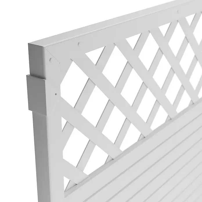 T & J Lightline Sichtschutzelement - 180 x 150 cm, Mit Rankgitter, Weiß - Nahaufnahme eines weißen Gartenzauns mit Rautenmuster, ideal zur Abgrenzung oder als dekoratives Element im Außenbereich.