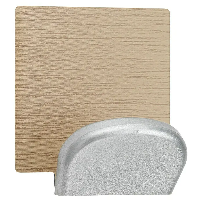 Inofix Colgador adhesivo 2078 - Acero inoxidable, Natural, 2 ud., Cuadrado - Primer plano de una persiana veneciana de madera beige con soporte plateado, mostrando funcionalidad y estética.