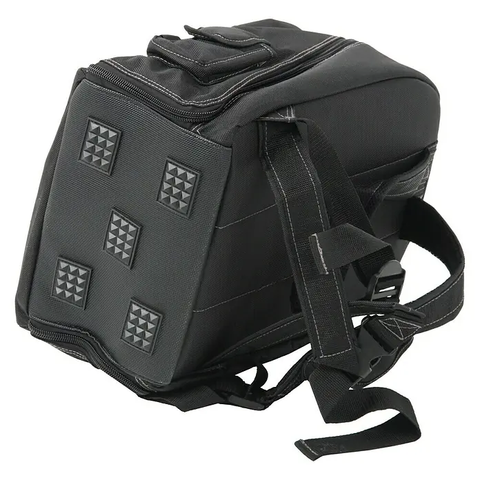 Hepco & Becker Werkzeugrucksack Polytex 5850 - 31 l, Polyester - Nahaufnahme einer schwarzen Motorrad-Hecktasche mit Rückenriemen und pyramidenförmigen Akzenten für zusätzlichen Halt.