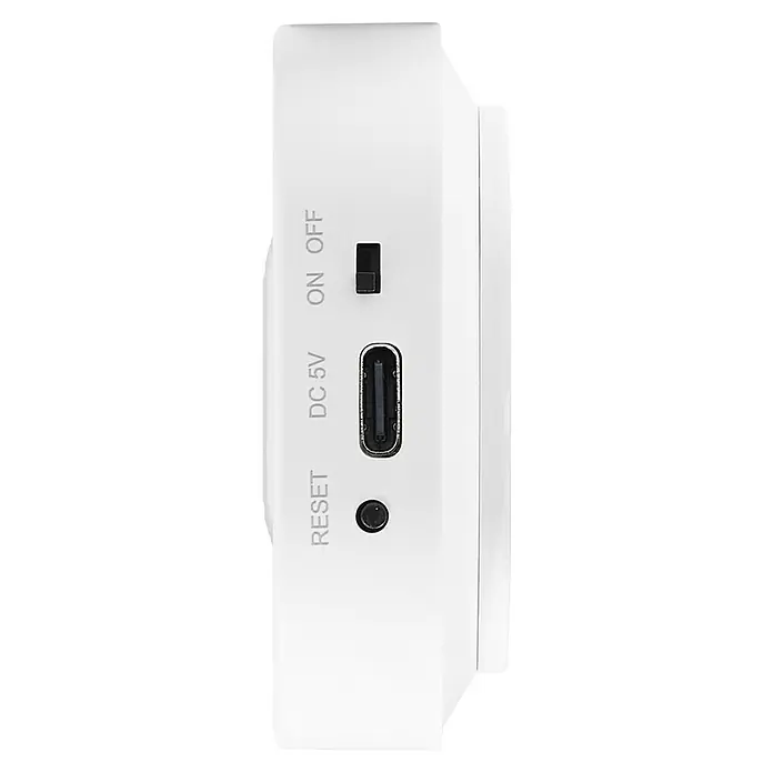 Ledvance Smart+ WiFi Bewegungsmelder - Weiß, L x B x H: 6,03 x 2,05 x 6,03 cm - Seitenansicht eines weißen Geräts mit Netzschalter, USB-C-Anschluss und Reset-Taste.