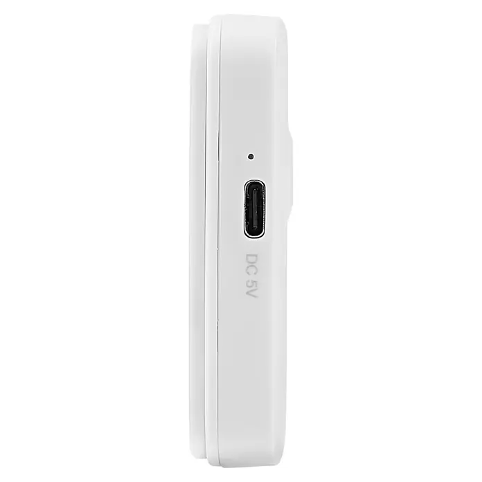Ledvance Smart+ WiFi Funk-Fensterkontakt - Weiß, 3,1 x 2,4 x 7,2 cm - Seitenansicht des tragbaren weißen Geräts mit USB-C-Anschluss. Es zeigt das Design und die Anschlussstelle für die Stromversorgung.