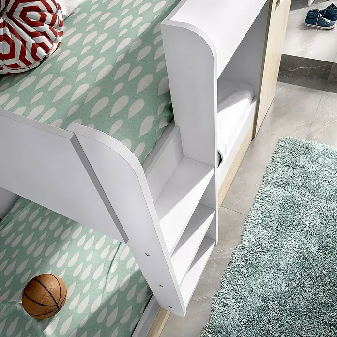 Dekit Litera Tom - L x An x Al: 112 x 144 x 150 cm, Blanco/Natural - Primer plano de una litera con escalera, ropa de cama con un patrón de lágrima y un balón de baloncesto.