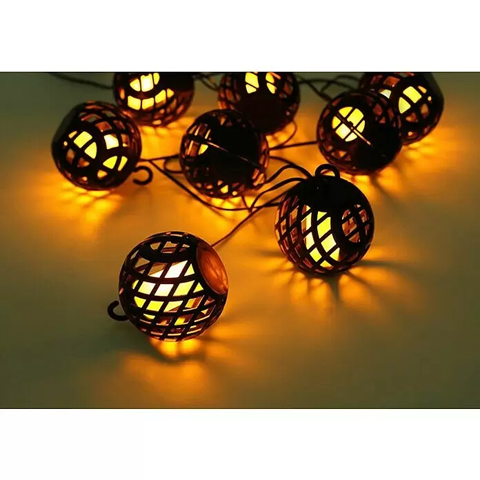 BAUHAUS Solar-Lichterkette Flame - Länge: 4,1 m, LED, Lichtfarbe: Gelb - Lichterkette mit dunklen, kugelförmigen Metallabdeckungen und warmem orangefarbenem Licht.