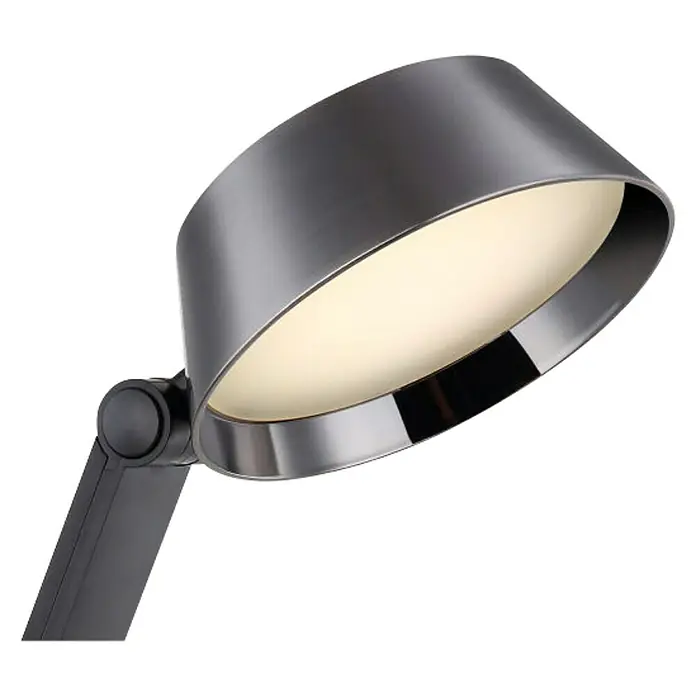 Globo Lámpara de sobremesa LED Ursino - 8 W, L x An x Al: 48 x 17 x 51,5 cm, Negro, Blanco frío - Primer plano de una lámpara de mesa moderna, con una pantalla metálica oscura que emite una luz cálida y suave. Perfecta para escritorio.