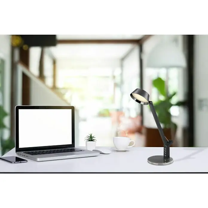 Globo Lámpara de sobremesa LED Ursino - 8 W, L x An x Al: 48 x 17 x 51,5 cm, Negro, Blanco frío - Elegante lámpara de escritorio con iluminación LED junto a un portátil y taza de café en un escritorio blanco. Ideal para oficina o casa.