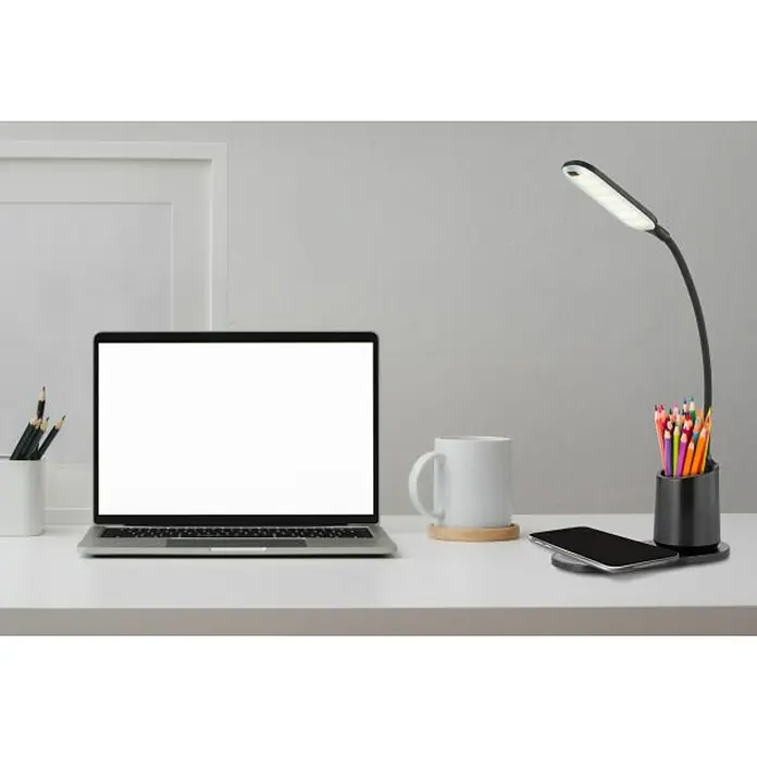 Globo LED-Tischleuchte MELLI - 3 W, L x B x H: 34 x 8,5 x 45 cm, Schwarz, Kaltweiß - Schreibtischlampe mit flexiblem Hals und Stifthalter, neben einem Laptop und einer Kaffeetasse auf einem weißen Schreibtisch.