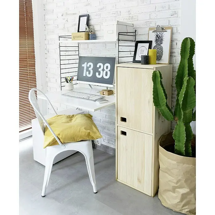 Astigarraga Dinamic Schrank - L x B x H: 33 x 37,3 x 53,5 cm, Kiefernholz - Ein moderner Arbeitsbereich mit einem hellen Holzschrank, der Stauraum bietet und gleichzeitig als stilvolle Ergänzung zum Interieur dient.