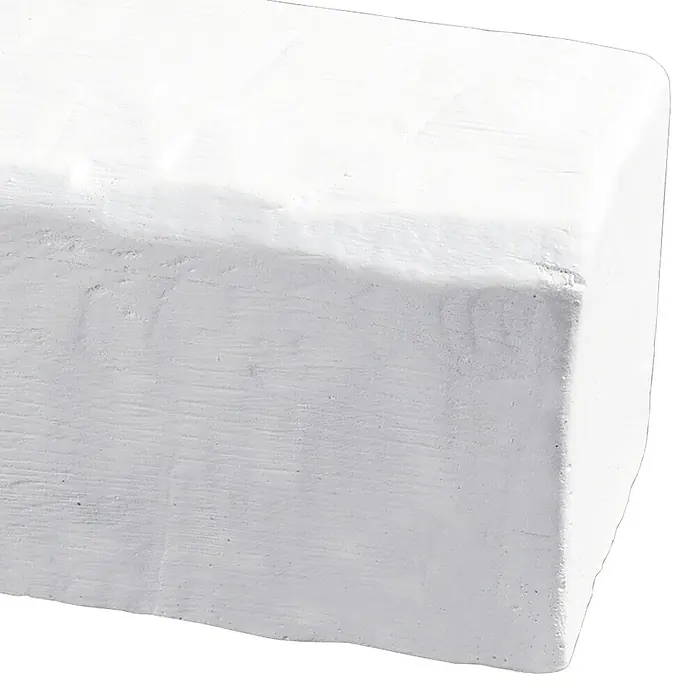 Dekobalken - Weiß, 200 x 19,5 x 12,5 cm, Polyurethan - Nahaufnahme eines weißen Pflastersteins mit rauer Textur und abgerundeten Kanten auf schwarzem Hintergrund.