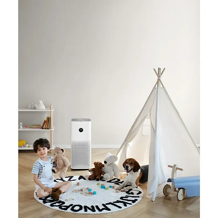 Xiaomi Luftreiniger Smart Air Purifier 4 Pro - L x B x H: 27,5 x 27,5 x 68 cm, Filtert bis zu 99,97 % aller Schadstoffe in einer Größe von 0,3 Micrometer - Ein Kind und ein Hund sitzen neben dem Luftreiniger im Kinderzimmer. Der Luftreiniger sorgt für saubere Luft zum Spielen und Wohlfühlen.