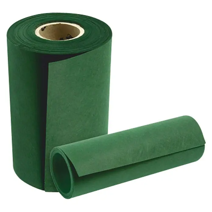 Correa de amarre unión de césped - 30 cm x 10 m, Plástico - Un rollo de papel crepé verde para floristería y un trozo más pequeño, sobre un fondo negro, ideal para arreglos florales y decoraciones.