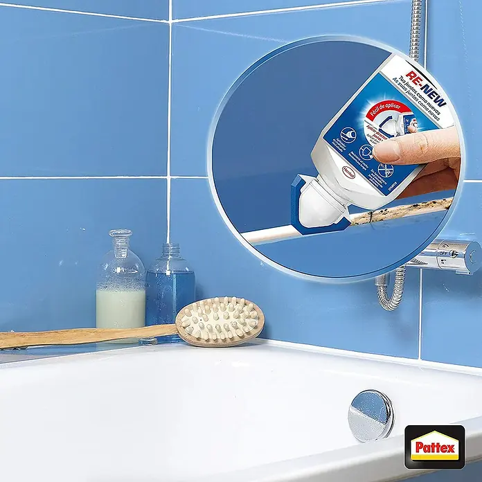 Pattex Silicona para juntas baño - Blanco, 80 ml - Esta imagen muestra el sellador Pattex RE-NEW aplicado a azulejos de baño, destacando su facilidad de uso y su capacidad para renovar la lechada.