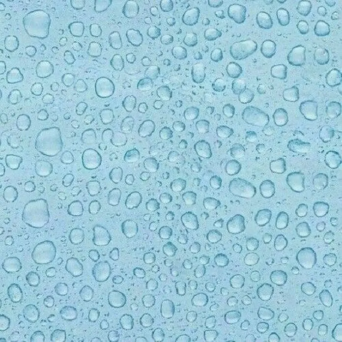 D-c-fix Lámina adhesiva efecto lluvia - An x L: 45 x 200 cm - Primer plano de una superficie azul claro cubierta de gotas de agua de diferentes tamaños, creando un patrón refrescante y texturizado.
