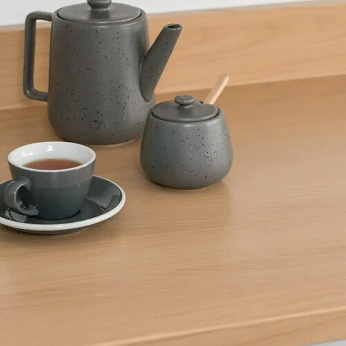 D-c-fix Lámina efecto madera - Haya, 210 x 90 cm, Madera de haya, Autoadhesivo - Taza de té con té, tetera y azucarero de gres gris sobre una mesa de madera. Perfecto para una pausa para el té o un momento tranquilo.