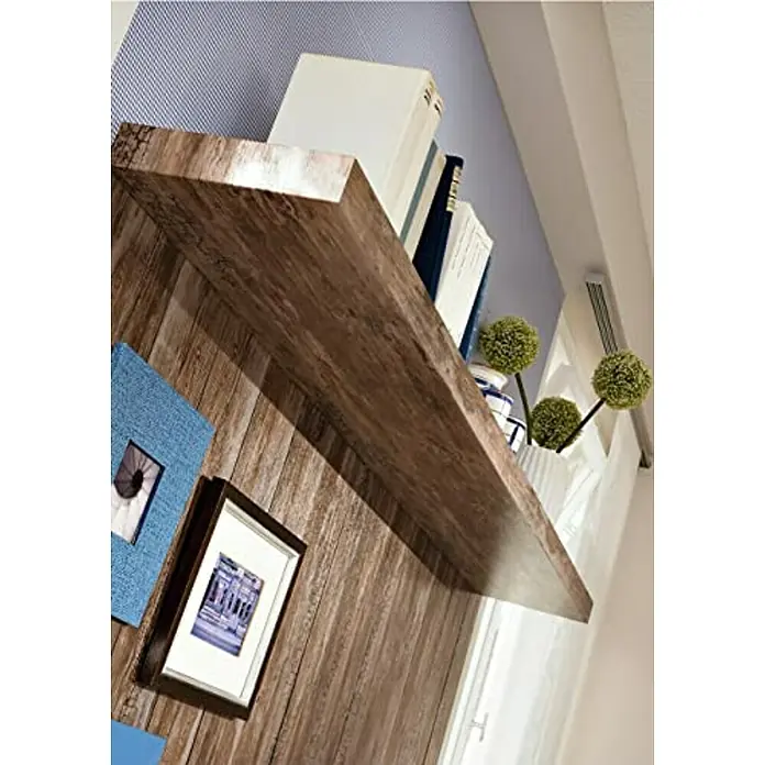 D-c-fix Lámina para ventana efecto madera rústico - 45 x 200 cm - Esta imagen muestra una estantería de pared de madera adornada con libros, cuadros y plantas. La estantería proporciona almacenamiento y añade un toque decorativo a la habitación.